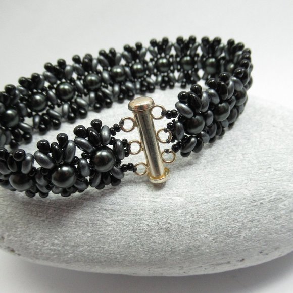 Hand woven bracelet with dark grey Swarovski pearls - Picture 8 of 8